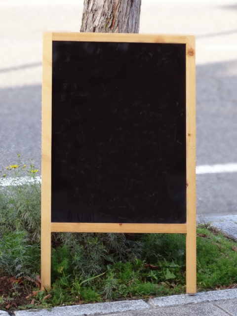 おしゃれで可愛い！木製A型看板の価格相場は？！